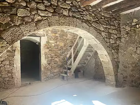 Casa de poble per restaurar, situada a Crespià. - 2
