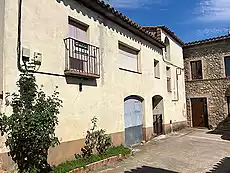 Gran casa de poble situada a Crespià.