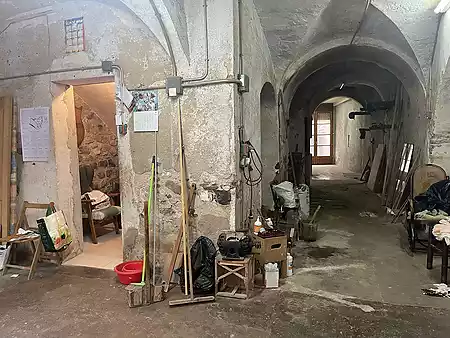 Casa de poble situada al cor del casc antic de Besalú. - 2