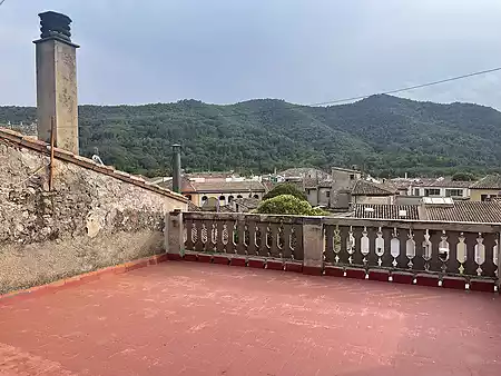 Casa de poble situada al cor del casc antic de Besalú. - 16