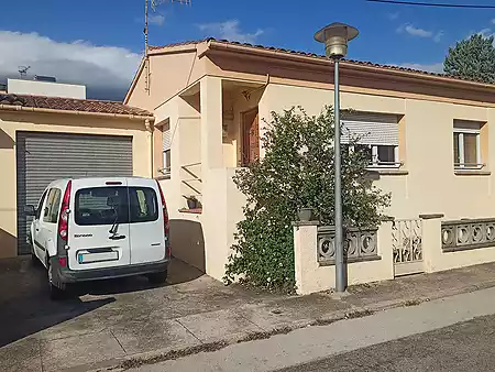 Casa de planta baja en venta, situada en Besalú. - 0